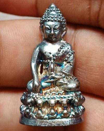 พระชัยก้นอุดผง หลวงปู่ทวด รุ่นตำหนักทอง หลวงปู่ทอง สุสังวโร วัดป่ากอสุวรรณ จ.สงขลา พ.ศ. 2540 กะหลั่ยเงิน ตอกโค้ด+เลข 3057 สูง 3.5 ซ.ม.