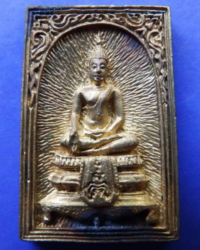 8.สมเด็จประทานพร หลังรูปเหมือนหลวงพ่อแพ วัดพิกุลทอง พ.ศ. 2534 เนื้อทองผสม พร้อมกล่องเดิม