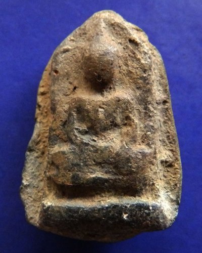 พระชัยวัฒน์เนื้อดินหลังจารเปียก "อิ" สูง 2 ซ.ม.เศษ