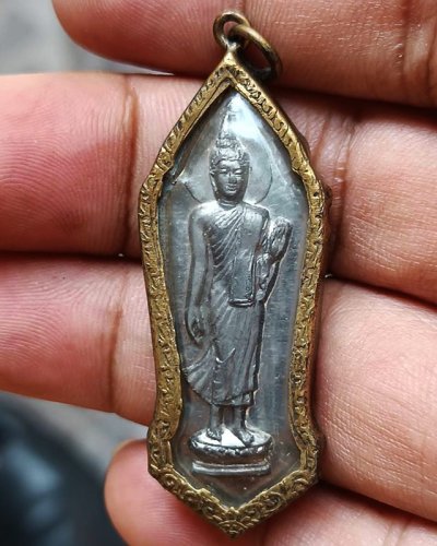 2.พระลีลา 25 พุทธศตวรรษ เนื้อชิน พิมพ์หางหงส์ มีเขี้ยว ผิวกระจก เลี่ยมกรอบธรรมจักรเดิมๆ ขาครบแข็งแรง ไม่เคยผ่านการแกะเลย