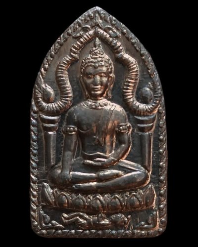 12.พระยอดขุนพลปั๊ม หลวงพ่อฑูรย์ วัดโพธินิมิตร เนื้อชินพิมพ์เล็ก พ.ศ. 2527 สูง 3 ซ.ม. สร้างจากเนื้อชินกรุเก่าที่ชำรุดแตกหัก