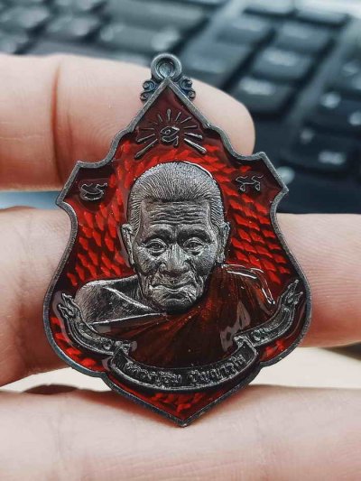 2-1199 วัดใจ 100 เหรียญฉลองสมณศักดิ์ หลังพัดยศ หลวงปู่อิ่ม วัดทุ่งนาใหม่ จ.นครศรีธรรมราช ปี 2566 ทองแดงรมดำ ลงยาแดง จีวร หมายเลข 73 กล่องเดิม***วงเดือนอย่างสวย