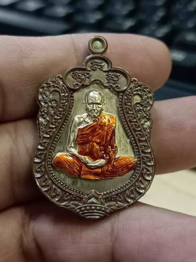 2-889 วัดใจ 150 เหรียญเสมาที่ระลึก 8 รอบ หลวงปู่เกษม เขมจาโร วัดมะม่วงตลอด จ.นครศรีธรรมราช 2567 อัลปาก้าซาติน ขอบประกบนวะ ลงยาจีวร หมายเลข 67 กล่องเดิม