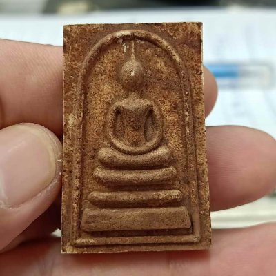 2-667 วัดใจ 100 พระสมเด็จ รุ่นใหญ่ได้ดี บารมี 9 รอบ หลวงปู่คีบ ธีรปัญโญ วัดป่าสุทธาวาส จ.นครพนม ปี 2567 ขาวพุทธคุณ คลุกว่าน หมายเลข 32 กล่องเดิม***ทำด้วยมวลสารดี