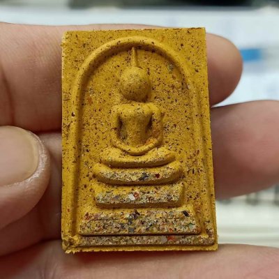 2-700 วัดใจ 100 พระสมเด็จ ฉลองวาระมงคล 9 รอบ หลวงปู่คีบ ธีรปัญโญ วัดป่าสุทธาวาส จ.นครพนม ปี 2567 รก.15 เนื้อเหลืองขมิ้น ผงตะไบทอง พลอยเสก หมายเลข หมายเลข 113 จัดสร้าง 160 องค์ กล่องเดิม