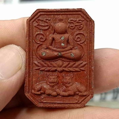 2-830 วัดใจ 100 พระสมเด็จพุทธศิลป์ มนต์นาคา รุ่นเจ้าสัว หลวงปู่คีบ ธีรปัญโญ อายุ 108 ปี วัดป่าสุทธาวาส จ.นครพนม ปี 2567 เนื้อว่านสบู่เลือด โรยเพชรหน้าทั่ง หมายเลข 442 กล่องเดิม***ทีมพี่เสือสร้าง