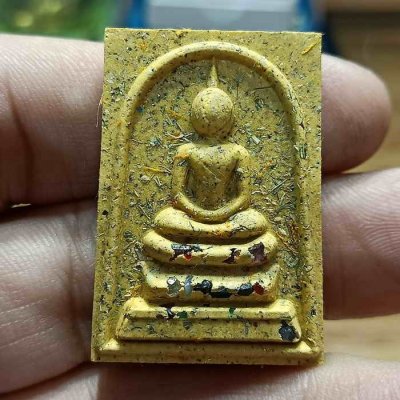 2-338 วัดใจ 100 พระสมเด็จ ฉลองวาระมงคล 9 รอบ หลวงปู่คีบ ธีรปัญโญ วัดป่าสุทธาวาส จ.นครพนม ปี 2567 รก.31 เนื้อเหลืองขมิ้น โรยผงตะไบ พลอยเสก หมายเลข 74 จัดสร้าง 160 องค์ กล่องเดิม