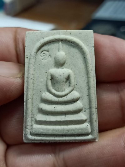 2-445 วัดใจ 50 พระสมเด็จสำเร็จแก่เรา หลวงปู่อิ่ม วัดทุ่งนาใหม่ จ.นครศรีธรรมราช ปี 2566 เนื้อเทาผงธูป แตกลายงา หมายเลข 1374 กล่องเดิม