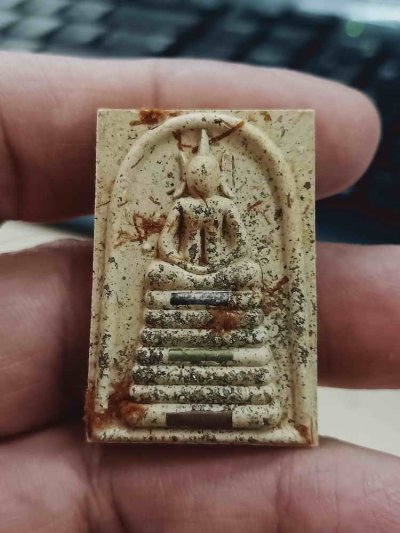 2-1513 วัดใจ 100 พระสมเด็จ จักรพรรดิมหาเศรษฐี หลวงปู่จื่อ วัดเขาตาเงาะอุดมพร จ.ชัยภูมิ 2567 เนื้อหินไม้พยุงหมื่นปี ตะกรุด 3 K มวลสารมากมาย หมายเลข 32 กล่องเดิม