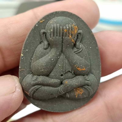 2-803 วัดใจ 100 พระปิดตาจั้มโบ้ มหาลาภ หมดหนี้ หลวงปู่โต๊ะ วัดถ้ำสิงโตทอง จ.ราชบุรี ปี 2565 เนื้อผงใบลาน หลังฝังเหรียญเงิน โค้ดพิเศษ หมายเลข 47 กล่องเดิม