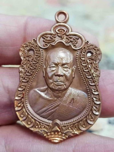 2-1932 วัดใจ 100 เหรียญเสมาฉลองสมณศักดิ์ หลวงพ่อสุนทร วัดท่าพระเจริญพรต(วัดบ้านมะเกลือ) อ.เมือง จ.นครสวรรค์ ปี 2566 เนื้อทองแดง หมายเลข 431 กล่องเดิม