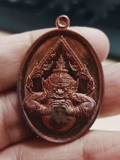 2-1947 วัดใจ 100 เหรียญพระราหูทรงครุฑ ดวงเศรษฐี หลวงพ่อโชคชัย วัดเชตวนาราม(น้ำดิบ) จ.กำแพงเพชร 2568 ทองแดงผิวไฟ หมายเลข 45 สร้าง 60 กล่องเดิม