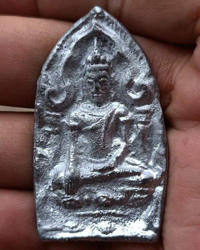 18.พระยอดขุนพลหล่อพิมพ์อยุธยา หลวงพ่อฑูรย์ วัดโพธินิมิตร เนื้อชิน พ.ศ. 2527  สูง 5 ซ.ม. สร้างจากเนื้อชินกรุเก่าที่ชำรุดแตกหัก