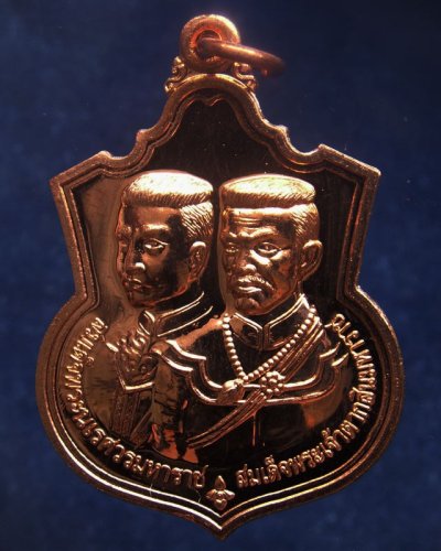 6.เหรียญ 2 มหาราช หลังยันต์องการมหาแคล้ว สมทบทุนสร้าง ร.พ. 84 พรรษามหาราช พ.ศ. 2555 เนื้อทองแดงขัดเงา พร้องกล่อมเดิม