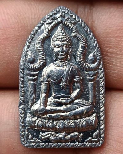 14.พระยอดขุนพลปั๊ม หลวงพ่อฑูรย์ วัดโพธินิมิตร เนื้อชินพิมพ์เล็ก พ.ศ. 2527 สูง 3 ซ.ม. สร้างจากเนื้อชินกรุเก่าที่ชำรุดแตกหัก