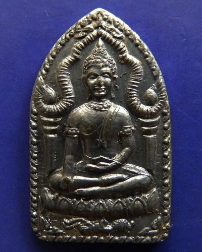 10.พระยอดขุนพลปั๊ม หลวงพ่อฑูรย์ วัดโพธินิมิตร เนื้อชินพิมพ์เล็ก พ.ศ. 2527 สูง 3 ซ.ม. สร้างจากเนื้อชินกรุเก่าที่ชำรุดแตกหัก