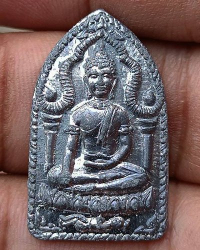 20.พระยอดขุนพลปั๊ม หลวงพ่อฑูรย์ วัดโพธินิมิตร เนื้อชินพิมพ์เล็ก พ.ศ. 2527 สูง 3 ซ.ม. สร้างจากเนื้อชินกรุเก่าที่ชำรุดแตกหัก