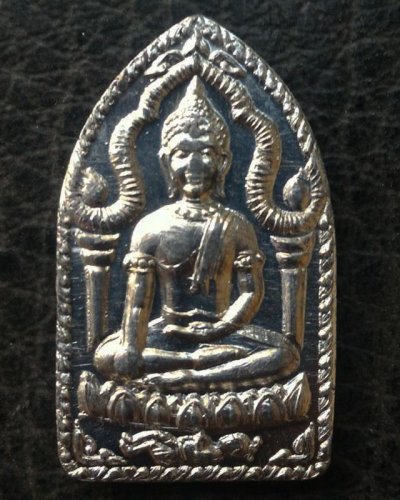 3.พระยอดขุนพลปั๊ม หลวงพ่อฑูรย์ วัดโพธินิมิตร เนื้อชินพิมพ์เล็ก พ.ศ. 2527 สูง 3 ซ.ม. สร้างจากเนื้อชินกรุเก่าที่ชำรุดแตกหัก