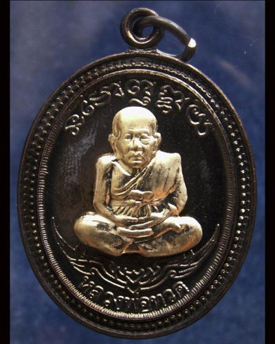 กรรมการ !!! เลข 62...เหรียญหลวงปู่ทวด หลังพ่อท่านเขียว วัดห้วยเงาะ รุ่นกิตติคุโณ 82 เนื้อทองแดงรมดำหน้า-หลังอัลปาก้า โค้ด-เลข พร้อมกล่องเดิม พ.ศ. 2553 สร้างแจกกรรมการ 999 องค์