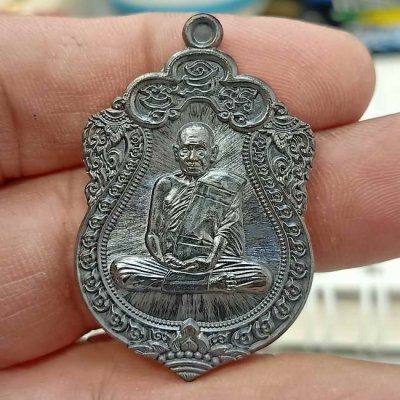 2-623 วัดใจ 100 วัดจัดสร้าง เหรียญพิมพ์เสมา ไหว้ครู หลวงปู่อิ่ม วัดทุ่งนาใหม่ จ.นครศรีธรรมราช ปี 2567 ทองแดงรมดำ หน้าพ่อท่านคล้าย หลังหลวงปู่อิ่ม หมายเลข 73 กล่องเดิม