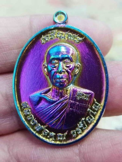 2-1933 วัดใจ 100 เหรียญเจริญพร หลวงพ่อคูณ วรปญฺโญ วัดบัลลังก์ อ.โนนไทย จ.นครราชสีมา ปี 25656 งานไทเทเนียม หมายเลข 559 กล่องเดิม