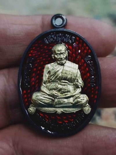 2-1936 วัดใจ 100 เหรียญเจริญพร ตรงวาระ 9 รอบ หลวงปู่อิ่ม วัดทุ่งนาใหม่ จ.นครศรีธรรมราช 2568 ทองแดงรมดำ หน้ากากทองระฆัง ลงยาแดง หมายเลข 63 กล่องเดิม