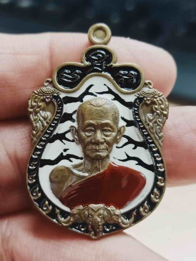 2-1951 วัดใจ 100 เหรียญเจ้าสัวบูรพา หลวงปู่บุญมา สำนักสงฆ์เขาแก้วทอง จ.ปราจีนบุรี 2564 ชนวนผิวรุ้ง ลงยาเสือขาว หมายเลข 85 กล่องเดิม***ยุคต้น