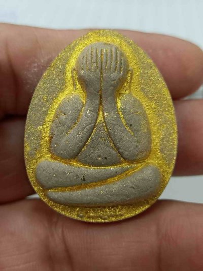 2-40 วัดใจ 50 พระปิดตาจัมโบ้ 1 หลวงปู่รอด อาภัสสโร วัดโคกกรม อ.พนมดงรัก จ.สุรินทร์ 2565 เทาผงธูป โรยผงทอง หมายเลข 24 กล่องเดิม