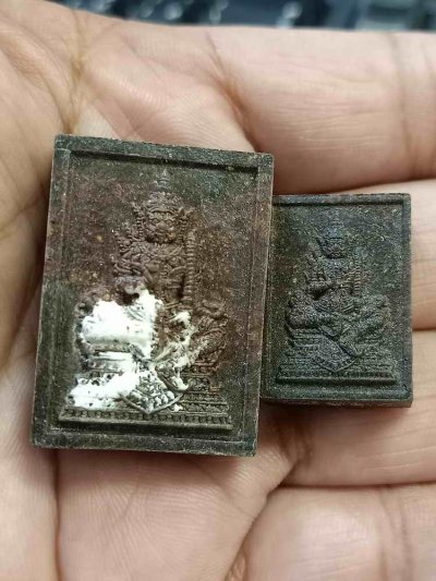 2-912 G1 วัดใจ 100 พระผงท้าวเวสสุวรรณนั่งบัลลังก์ประทานพร มหาโภคาทรัพย์ ปลุกเสก 4 วาระ วัดบ้านอ้อ อ.โนนไทย จ.นครราชสีมา เนื้อไม้พญางิ้วดำ หลังแบบ กล่องเดิม***ต่ำจอง การ์ดพร้อม วาระดี