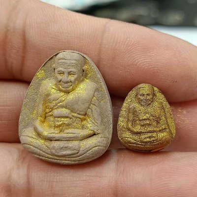 2-780 วัดใจคู่ 100 พระผงหลวงปู่ทวด รุ่นเจ้าสัวพันล้าน หลวงปู่อิ่ม วัดทุ่งนาใหม่ จ.นครศรีธรรมราช ปี 2566 เนื้อว่านยา ปิดทอง มีหมายเลข กล่องเดิม***ชุดสุดคุ้ม มวลสารดี G#1สวยคมราคาเบา