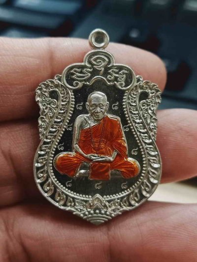 2-1067 วัดใจ 150 เหรียญเสมา ที่ระลึกครบ 8 รอบ ครูบาอุ่น วัดโรงวัว จ.เชียงใหม่ 2567 อัลปาก้า ลงยาจีวร ตอก 8 รอบ คลาสสิค หมายเลข 47 กล่องเดิม***ขึ้นชื่อเสมา 8 รอบ ต้องมา