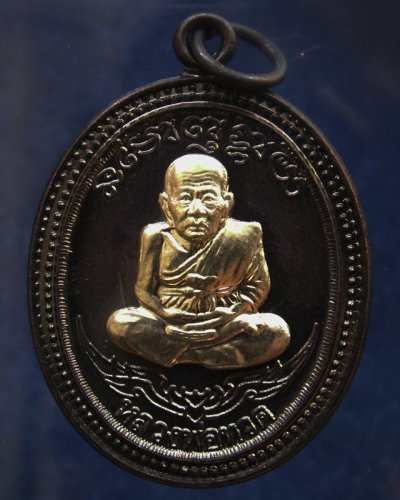 กรรมการ !!! เลข 152...เหรียญหลวงปู่ทวด หลังพ่อท่านเขียว วัดห้วยเงาะ รุ่นกิตติคุโณ 82 เนื้อทองแดงรมดำหน้า-หลังอัลปาก้า โค้ด-เลข พร้อมกล่องเดิม พ.ศ. 2553 สร้างแจกกรรมการ 999 องค์