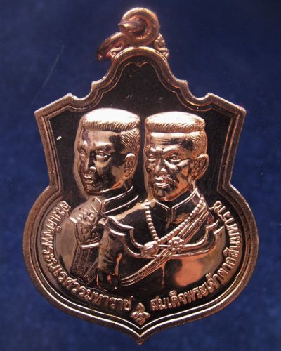 5.เหรียญ 2 มหาราช หลังยันต์องการมหาอุทัยใหญ่ สมทบทุนสร้าง ร.พ. 84 พรรษามหาราช พ.ศ. 2555 เนื้อทองแดงขัดเงา พร้องกล่องเดิม