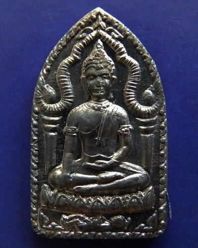 7.พระยอดขุนพลปั๊ม หลวงพ่อฑูรย์ วัดโพธินิมิตร เนื้อชินพิมพ์เล็ก พ.ศ. 2527 สูง 3 ซ.ม. สร้างจากเนื้อชินกรุเก่าที่ชำรุดแตกหัก