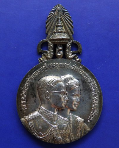 9.เหรียญที่ระลึกในการเสด็จพระราชดำเนินเยือนอเมริกาและยุโรป พ.ศ 2503 บล๊อกนอก (นิยม) เนื้อเงิน