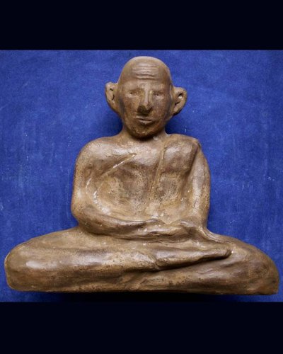 พระบูชาเกจิไม่ทราบที่ เนื้อดินผสมผง มีกลิ่นหอม หน้าตัก 9 นิ้ว บ้านๆเก่าเก็บหลายสิบปี