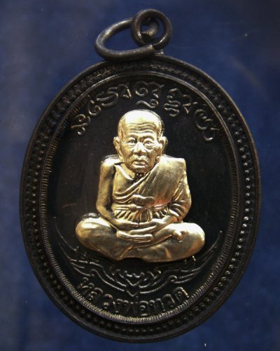 กรรมการ !!! เลข 148...เหรียญหลวงปู่ทวด หลังพ่อท่านเขียว วัดห้วยเงาะ รุ่นกิตติคุโณ 82 เนื้อทองแดงรมดำหน้า-หลังอัลปาก้า โค้ด-เลข พร้อมกล่องเดิม พ.ศ. 2553 สร้างแจกกรรมการ 999 องค์