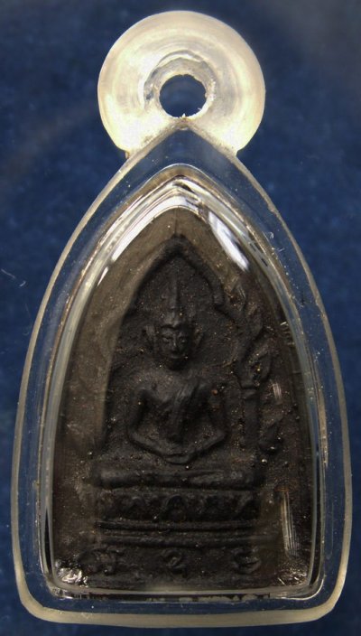 หลวงปู่เฮี้ยง วัดป่า จ.ชลบุรี พระสรงน้ำซุ้มเรือนแก้วหลังยันต์ เนื้อผงคลุกรักบรรจุกริ่งสาริกา พ.ศ. 2498 ผสมผงหลวงพ่อแก้ว สภาพสวยชัด หายากมาก