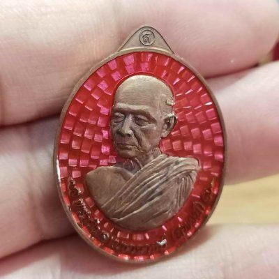 2-226 วัดใจ 150 เหรียญ เสือพารวย หลวงพ่อสุพจน์ วัดห้วงพัฒนา จ.ตราด ปี 2561 เนื้อทองแดงรมมันปู ลงยาชมพู หมายเลข 142 กล่องเดิม