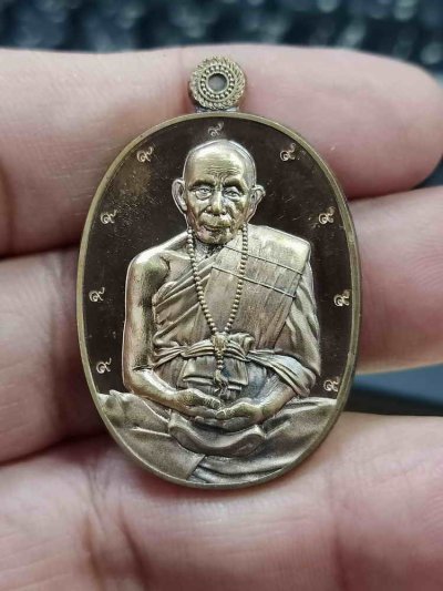 2-960 วัดใจ 100 เหรียญรุ่นเจ้าสัวพันล้าน มีจอบไม่มีจน หลวงปู่เปลื้อง วัดพังดาน จ.พัทลุง 2567 รก.8.29 ชนวนโบราณ ตอก 9 รอบ หน้า-หลัง หมายเลข 2789 กล่องเดิม***จี้กงแห่งแดนใต้สายเขาอ้อ