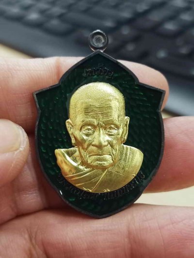 2-1676 วัดใจ 100 เหรียญไหว้ครู 67 หลวงปู่อิ่ม วัดทุ่งนาใหม่ จ.นครศรีธรรมราช 2567 ทองแดงรมดำ ลงยาเขียว หน้ากากทองทิพย์ หมายเลข 30 กล่องเดิม