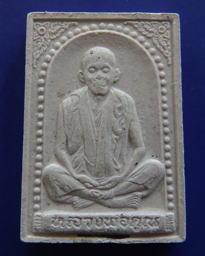 5.พระผงรูปเหมือนหลวงพ่อคูณ วัดบ้านไร่ รุ่นคุณพระเทพประทานพร พ.ศ.2536 ฝังตะกรุด พร้อมกล่องเดิม