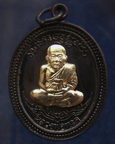กรรมการ !!! เลข 105...เหรียญหลวงปู่ทวด หลังพ่อท่านเขียว วัดห้วยเงาะ รุ่นกิตติคุโณ 82 เนื้อทองแดงรมดำหน้า-หลังอัลปาก้า โค้ด-เลข พร้อมกล่องเดิม พ.ศ. 2553 สร้างแจกกรรมการ 999 องค์