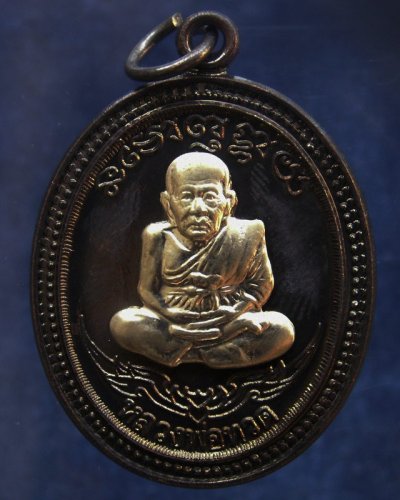 กรรมการ !!! เลข 76...เหรียญหลวงปู่ทวด หลังพ่อท่านเขียว วัดห้วยเงาะ รุ่นกิตติคุโณ 82 เนื้อทองแดงรมดำหน้า-หลังอัลปาก้า โค้ด-เลข พร้อมกล่องเดิม พ.ศ. 2553 สร้างแจกกรรมการ 999 องค์