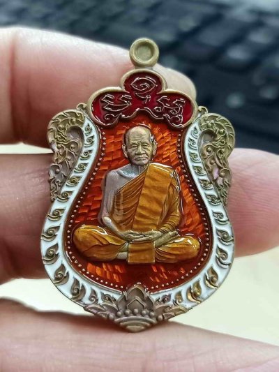 2-1799 วัดใจ 100 เหรียญเสมา 9 รอบ อายุครบ 112 ปี หลวงปู่มี ฐิตสาโร วัดโพนทอง จ.สุรินทร์ 2567 ชนวนลงยา 4 สี หมายเลข 129 สร้าง 150 เหรียญ กล่องเดิม