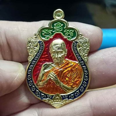 2-578 วัดใจ 150 วัดจัดสร้าง เหรียญพิมพ์เสมา ไหว้ครู หลวงปู่อิ่ม วัดทุ่งนาใหม่ จ.นครศรีธรรมราช ปี 2567 ชุบทองลงยาแดง ลงยาขอบ ซุ้ม หมายเลข 25 กล่องเดิม