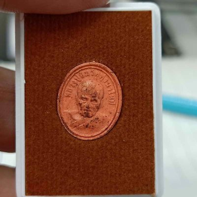 2-660 วัดใจ 50 พระผงเม็ดแตงแถมยกลัง รุ่น รวย รวย รวย หลวงปู่อิ่ม วัดทุ่งนาใหม่ จ.นครศรีธรรมราช หมายเลข 595 กล่องเดิม