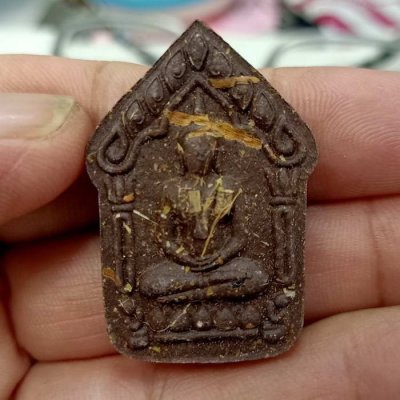 2-590 วัดใจ 50 พระขุนแผนโคตรเศรษฐี รุ่นแรก หลวงปู่รอด วัดสิทธิอุดม จ.อุบลราชธานี ปี 2565 เนื้อผง มวลสารแน่น หมายเลข 206 กล่องเดิม