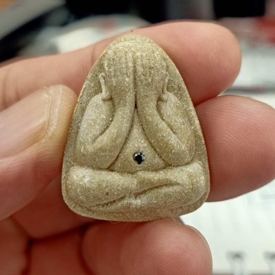 2-143 วัดใจ 50 พระปิดตาปลดหนี้ ของขวัญ หลวงพ่อทอง วัดบ้านไร่ จ.นครราชสีมา ปี 2565 เนื้อผงน้ำมันสีขาว สะดืออุดพลอย เนื้อสวยคมชัด หมายเลข 184 กล่องเดิม