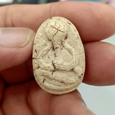 2-144 วัดใจ 50 พระปิดตาน้ำเต้าเรียกทรัพย์ พลวงพ่อเก่ง วัดวังทรัพย์ อ.วังสมบูรณ์ จ.สระแก้ว เนื้อว่านข่าว มีจีวร และเกศา ผสมมวลสารเข้มขลัง หมายเลข 110 กล่องเดิม